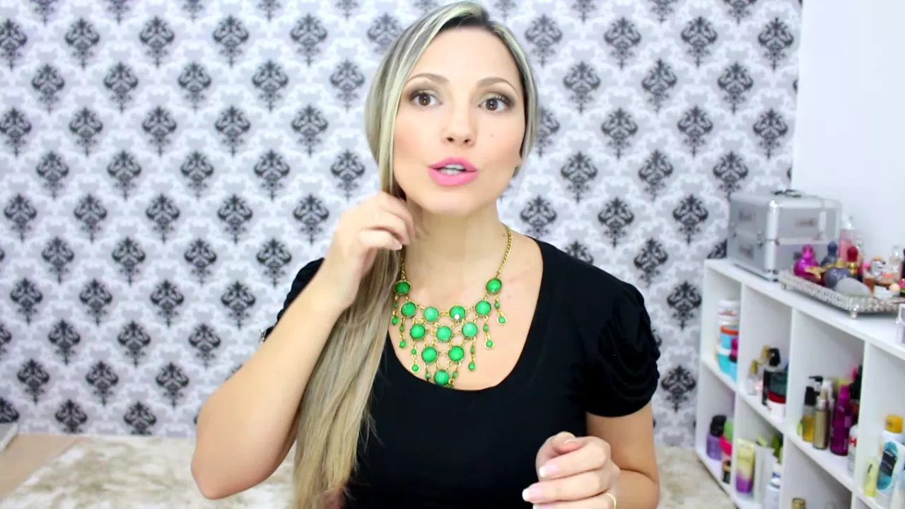 Imagem video aula bia munstein cuidados cabelo coque lateral simples passo a passo por bia munstein.webp